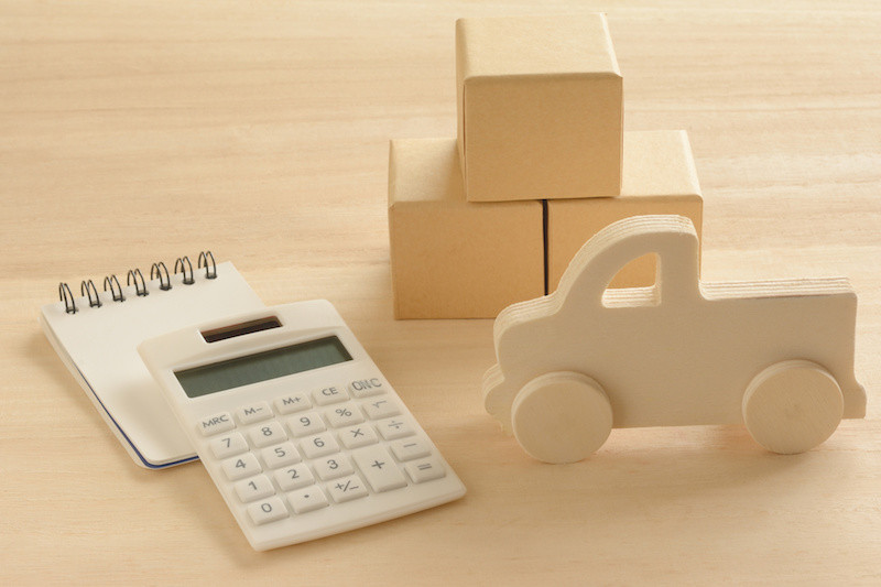 電卓と木の車